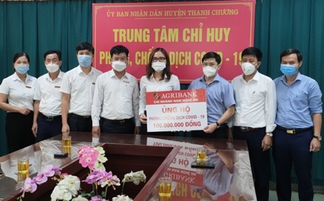 Agribank Nam Nghệ An ủng hộ huyện Thanh Chương 100 triệu đồng cho Quỹ vắc-xin và công tác phòng, chống dịch Covid-19