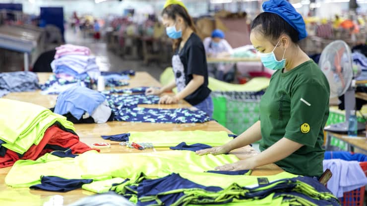 Công nhân gấp quần áo tại nhà máy may Thái Sơn S.P., tỉnh Bình Thuận, Việt Nam.