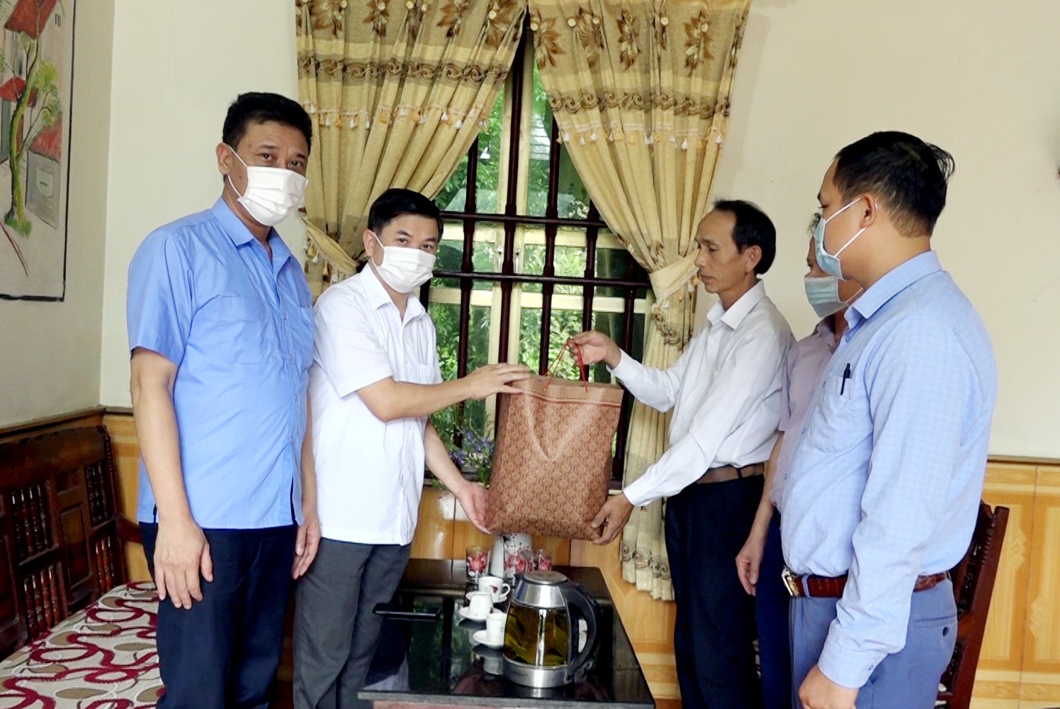 Phó Chủ tịch UBND huyện Cẩm Khê thăm, tặng quà gia đình kỹ thuật viên xét nghiệm Hoàng Ngọc Sơn