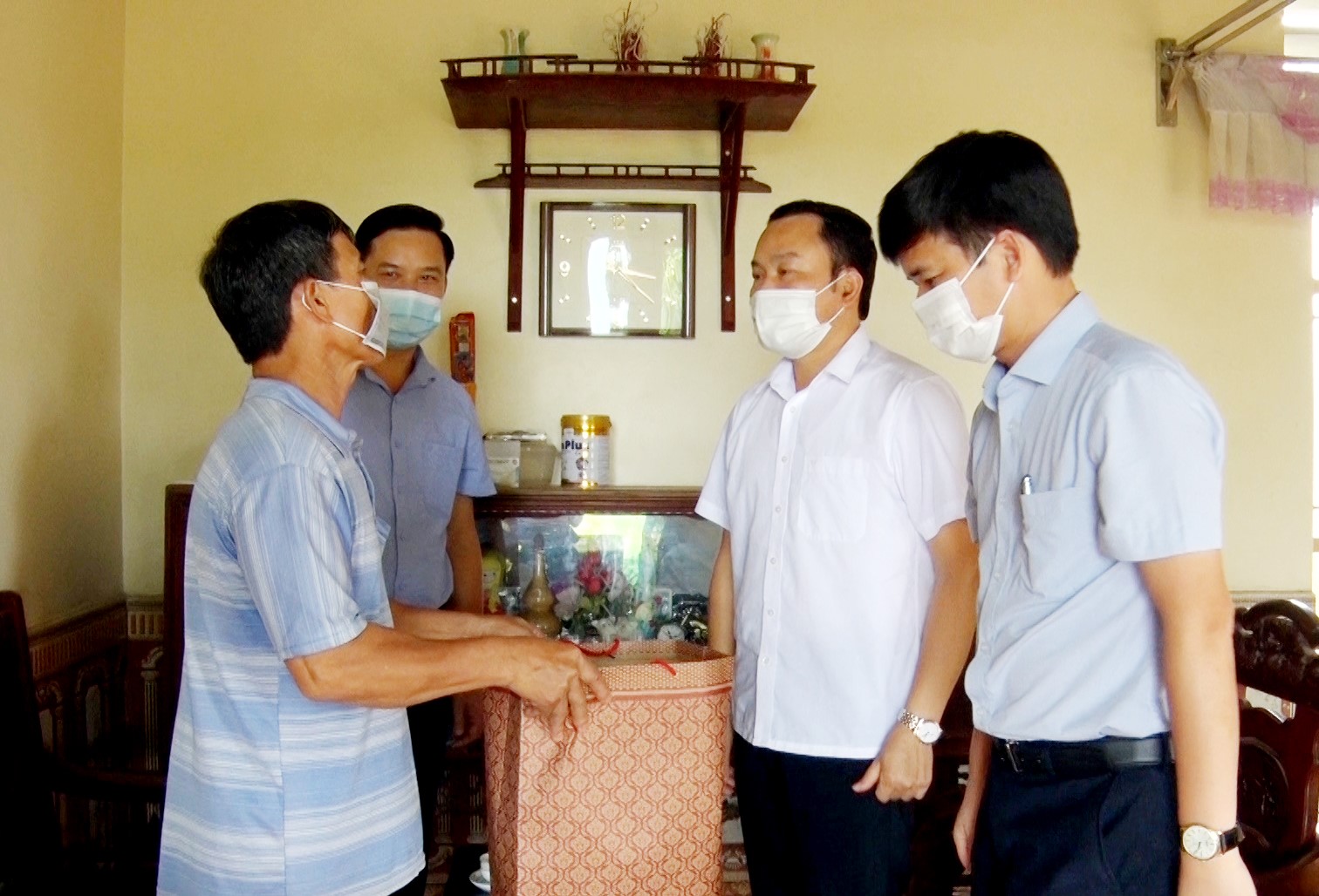 Chủ tịch UBND huyện Cẩm Khê thăm tặng quà gia đình điều dưỡng Nguyễn Quốc Doanh