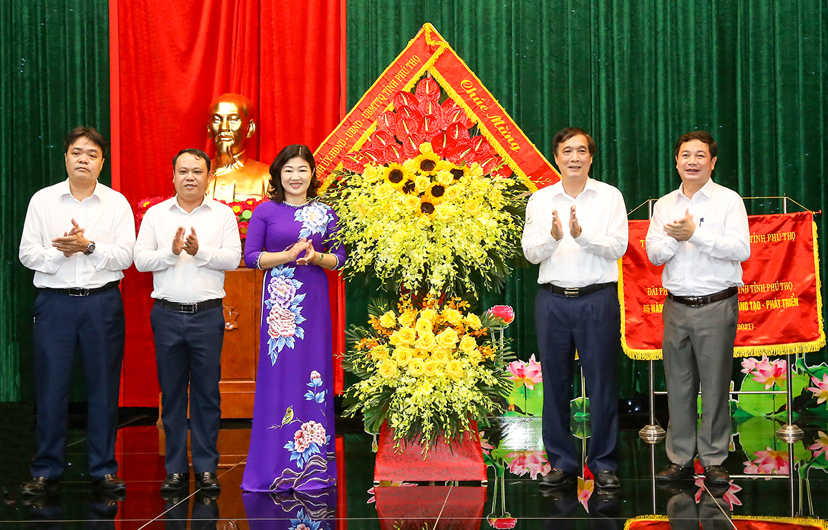 Bí thư Tỉnh ủy Phú Thọ tặng hoa chúc mừng Đài Phát thanh và Truyền hình tỉnh