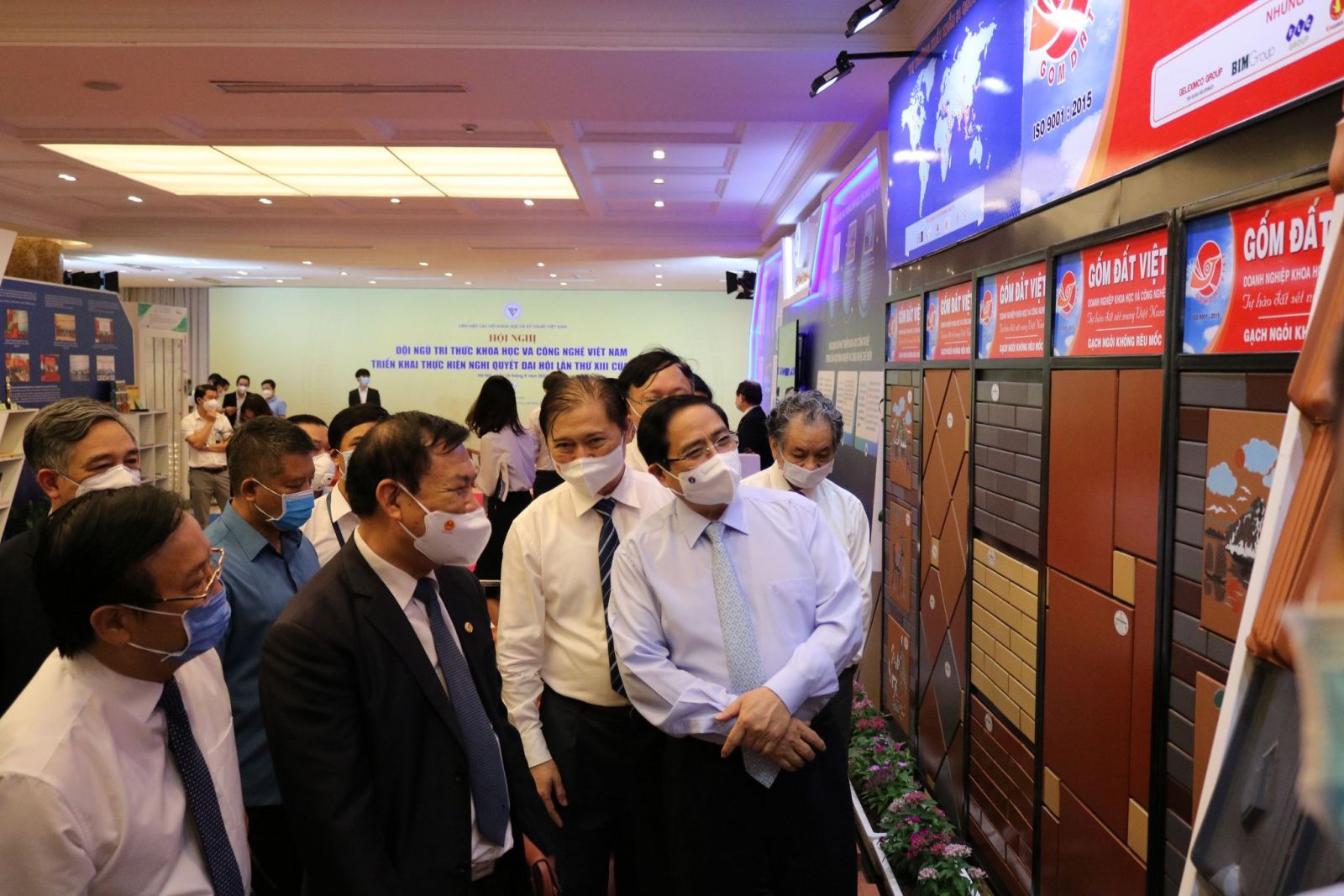 Thủ tướng Chính phủ Phạm Minh Chính tham quan các sản phẩm trưng bày tại gian hàng Gốm Đất Việt.
