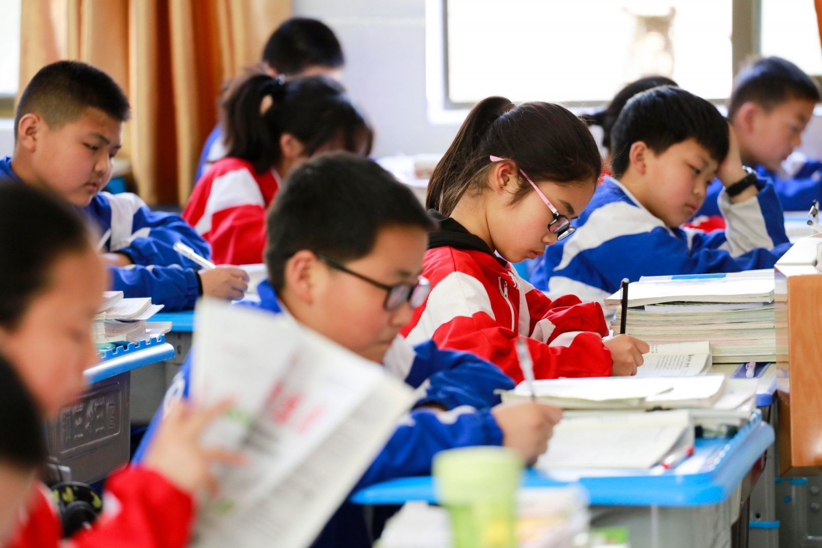 Những chồng sách dày cộp không phải điều hiếm thấy tại các trường ở Trung Quốc, thậm chí là ở bậc tiểu học, trung học