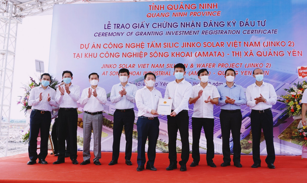 Lãnh đạo BQL Khu Kinh tế tỉnh trao giấy chứng nhận đăng ký đầu tư cho đại diện Công ty TNHH Công nghệ Jinko Solar Việt Nam.