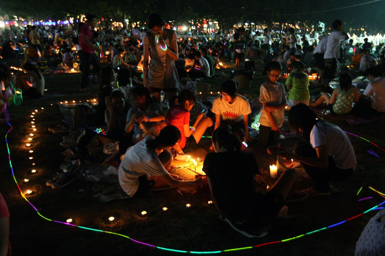 Người Hồng Kông thắp đèn lồng đón Trung thu năm 2008