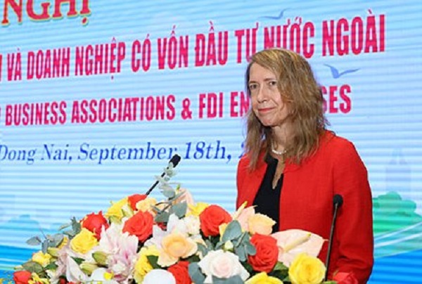 Đại diện Phòng Thương mại Hoa Kỳ tại TP. Hồ Chí Minh phát biểu tại buổi đối thoại.