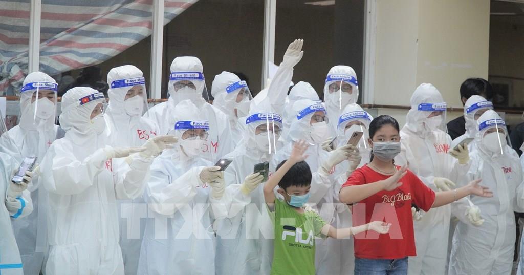 Bệnh nhi cùng vui hát với đội ngũ y bác sỹ cùng hòa chung tiếng hát vui Tết Trung thu tại Bệnh viện Dã chiến thu dung và điều trị số 1 Thành phố Hồ Chí Minh.  Ảnh: TTXVN