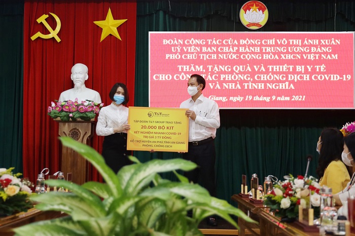 Đại diện Tập đoàn T&T Group trao tặng 20.000 bộ kit xét nghiệm nhanh COVID-19 trị giá 3 tỷ đồng cho đại diện lãnh đạo huyện An Phú (tỉnh An Giang), “tiếp sức” địa phương trong công tác phòng, chống dịch.