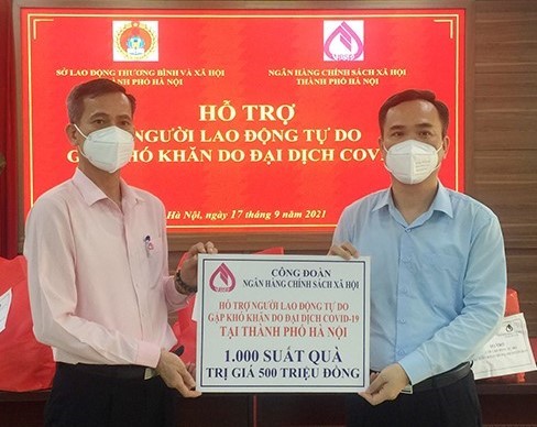 1.000 suất quà được gửi tới các lao động tự do đang gặp khó khăn bởi dịch bệnh tại 10 quận, huyện của TP Hà Nội..