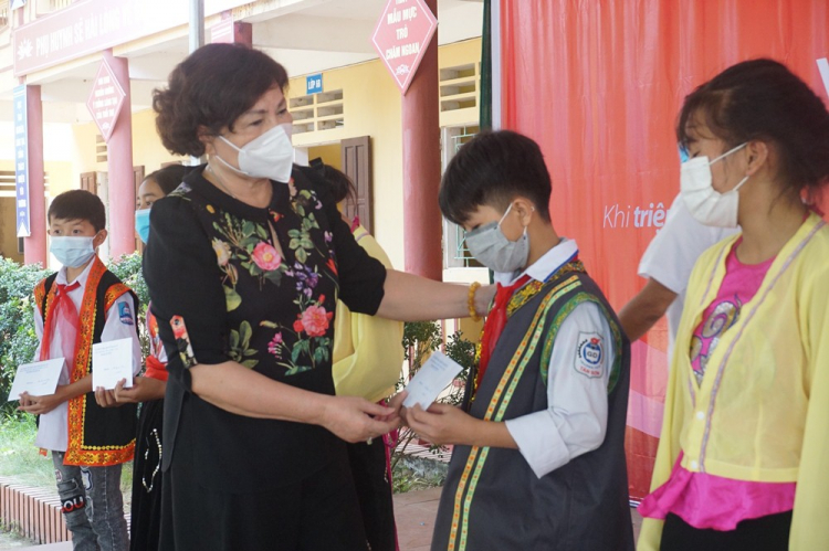 Hội Khuyến học tỉnh Phú Thọ tặng học bổng nhân dịp tết Trung Thu cho học sinh vượt khó tại trường THCS Tân Sơn, huyện Tân Sơn