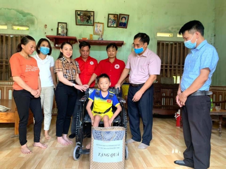 Hội Bảo trợ Người khuyết tật và Trẻ mồ côi tỉnh Phú Thọ tặng xe lăn cho trẻ em khuyết tật xã Mỹ Thuận, huyện Tân Sơn