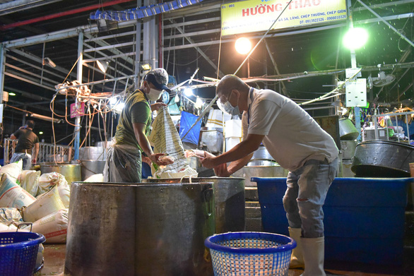 Lượng thủy hải sản về điểm tập kết tại chợ Bình Điền tăng nhanh