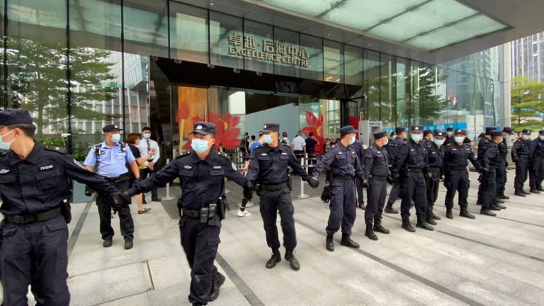 Nhân viên an ninh đã rào các văn phòng của Evergrande ở Thâm Quyến, Trung Quốc. Các nhà chức trách quan tâm đến việc ngăn chặn những rắc rối của nhóm gây ra những gợn sóng kinh tế rộng lớn hơn. © Reuters
