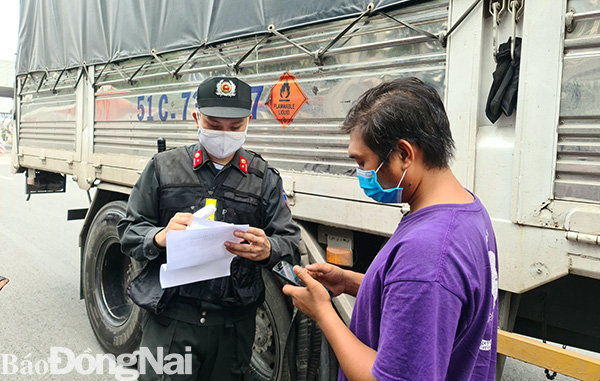 Lực lượng chức năng kiểm tra giấy đi đường, thông tin y tế tại TP.Biên Hòa