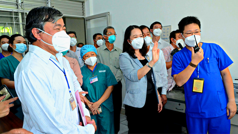 Phó Chủ tịch nước Võ Thị Ánh Xuân thăm Bệnh viện Dã chiến số 2 tỉnh Tiền Giang. Ảnh: M. Thành