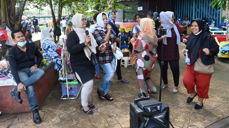 Một nhóm cư dân tụ tập hát karaoke ngoài trời tại một công viên ở ngoại ô Jakarta, Indonesia, vào ngày 19/9.