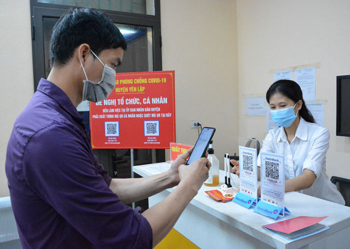 Cán bộ Bộ phận tiếp nhận và trả kết quả UBND huyện Yên Lập hướng dẫn người dân thực hiện quét QR thanh toán trực tuyến