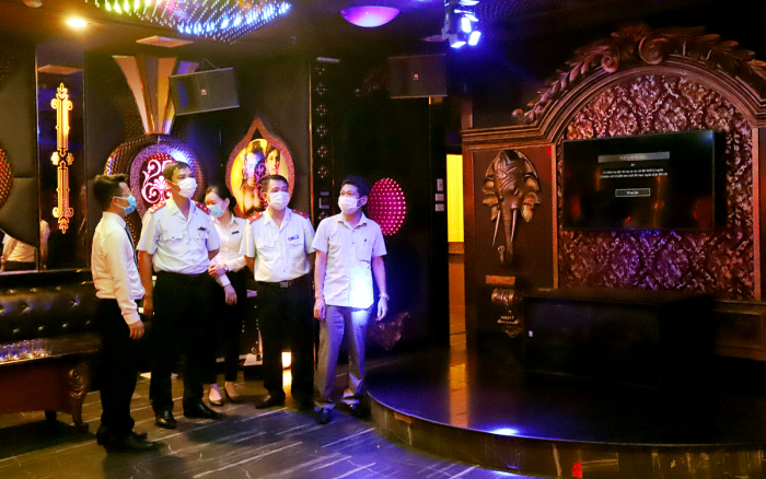 Đoàn kiểm tra liên ngành Sở Văn hóa, Thể thao và Du lịch và Sở Y tế kiểm tra tại khu vực kinh doanh karaoke của Khách sạn Mường Thanh Luxury Phú Thọ  (Ảnh minh họa)