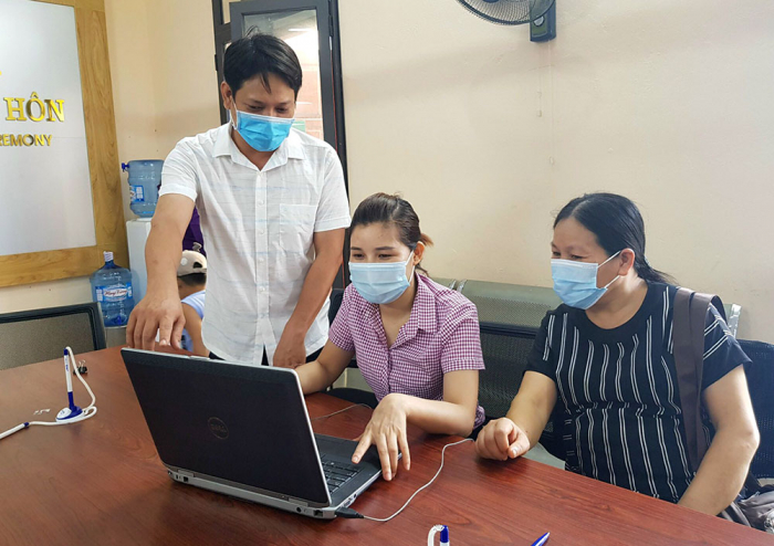 Phó chánh văn phòng UBND huyện Yên Lập (Phú Thọ) giám sát thực hiện Dịch vụ công trực tuyến tại Bộ phận tiếp nhận và trả kết quả