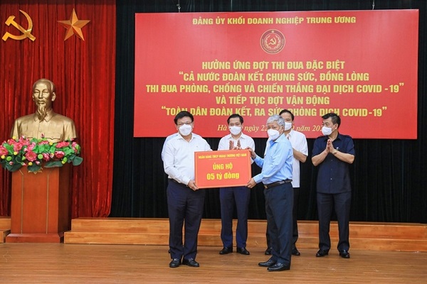 Chủ tịch UBTW MTTQ Việt Nam Đỗ Văn Chiến tiếp nhận sự ủng hộ từ Ngân hàng Vietcombank
