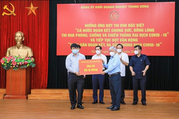Chủ tịch UBTW MTTQ Việt Nam Đỗ Văn Chiến tiếp nhận sự ủng hộ từ Ngân hàng VietinBank