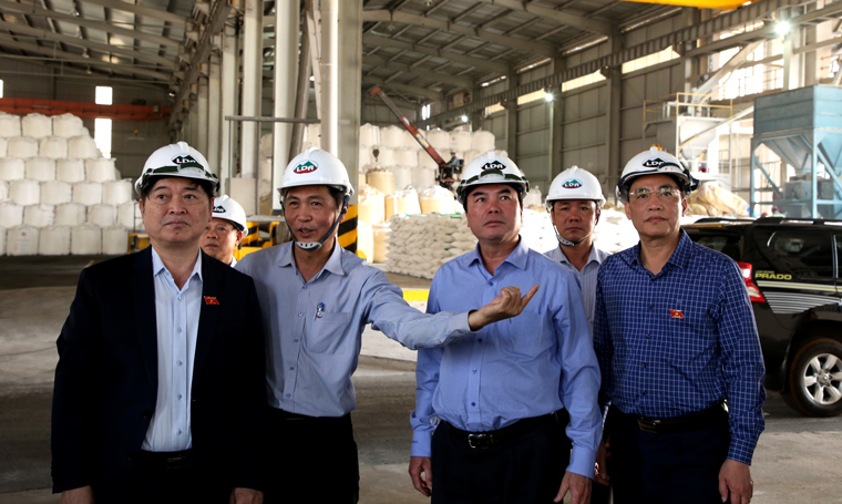 Ông Vũ Minh Thành – Giám đốc Công ty Nhôm Lâm Đồng – TKV (thứ 2, từ trái sang) báo cáo Đoàn công tác những công trình báo vệ môi trường đã xây dựng tại Tổ hợp Bauxite – Nhôm Lâm Đồng
