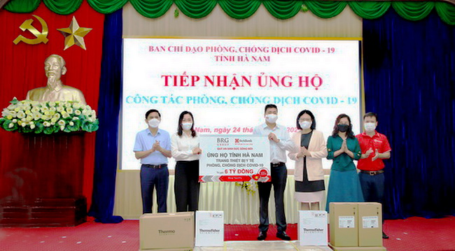 Đại diện tỉnh Hà Nam tiếp nhận ủng hộ các trang thiết bị từ “Quỹ An Sinh Sức Sống Mới của BRG và SeABank”