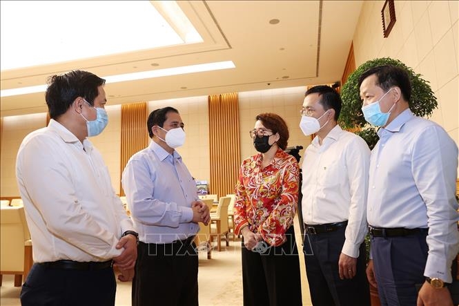 Thủ tướng Phạm Minh Chính trao đổi với các DN tại 
