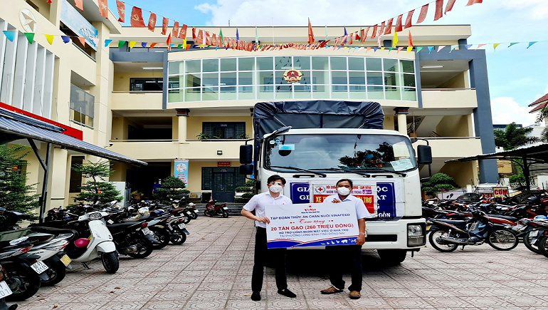 Đại diện VINAFEED GROUP trao tặng gạo hỗ trợ công nhân mất việc ở tỉnh Đồng Nai