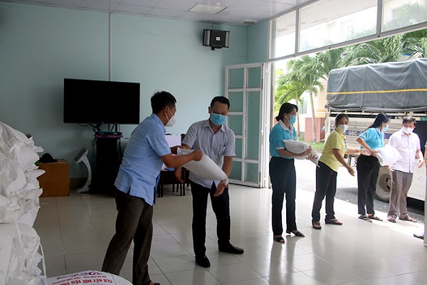 Uỷ ban Mặt trận Tổ quốc Việt Nam tỉnh tiếp nhận gạo hỗ trợ từ các tổ chức, cá nhân. Ảnh: Việt Tiến/ Cổng TTĐT Đồng Tháp.