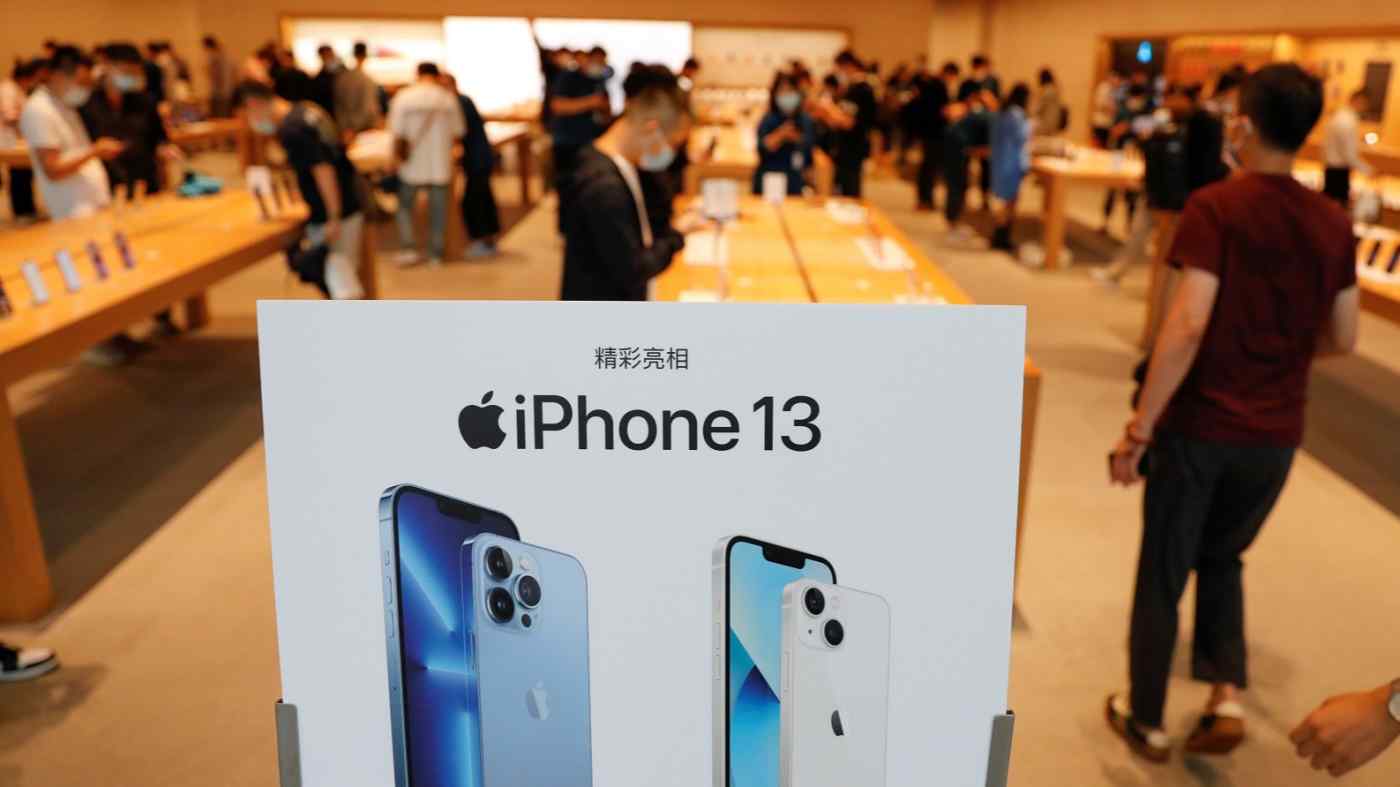 Một cửa hàng Apple ở Bắc Kinh bán Apple iPhone 13. Chuỗi cung ứng của dòng sản phẩm mới đã bị ảnh hưởng bởi các hạn chế sử dụng năng lượng của Trung Quốc. © Reuters