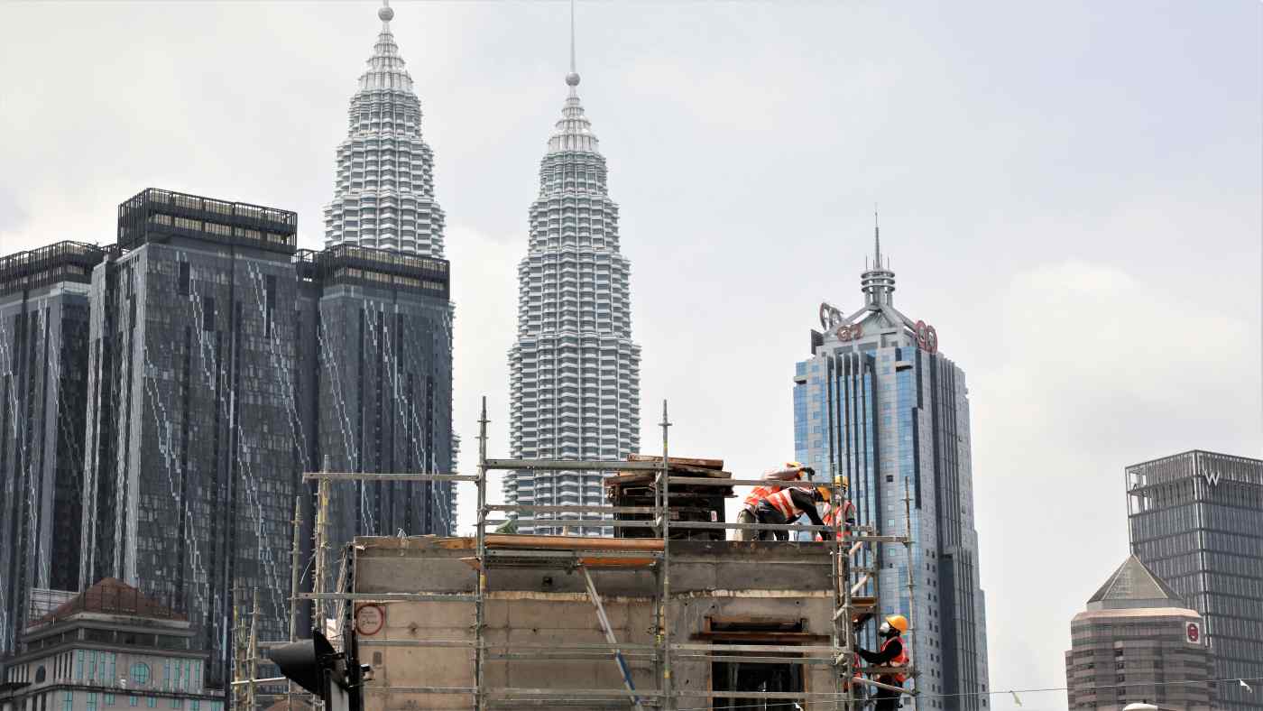 Một công trường xây dựng ở Kuala Lumpur vào ngày 27 tháng 9: Chính phủ đã công bố kế hoạch trị giá 95,5 tỷ đô la để đẩy nhanh tốc độ tăng trưởng và đạt được vị thế quốc gia phát triển. © Reuters