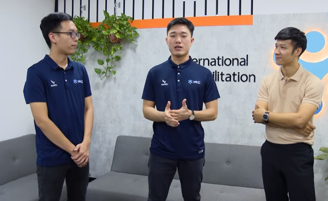 Lương Xuân Trường bên cạnh Giám đốc điều hành IRC Nguyễn Việt Hùng (áo xanh góc trái). Nguồn: Internet