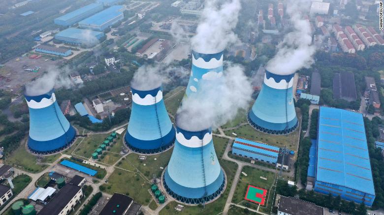 Hơi nước bốc ra từ các tháp làm mát tại một nhà máy nhiệt điện than ở Nam Kinh, tỉnh Giang Tô, miền đông Trung Quốc hôm thứ hai.