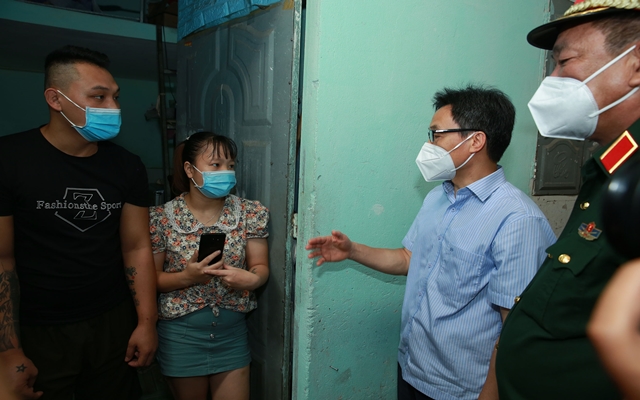 Phó Thủ tướng Vũ Đức Đam cùng đoàn đã đến thăm công nhân khu nhà trọ 71, phường Bình Hòa, TP Thuận An