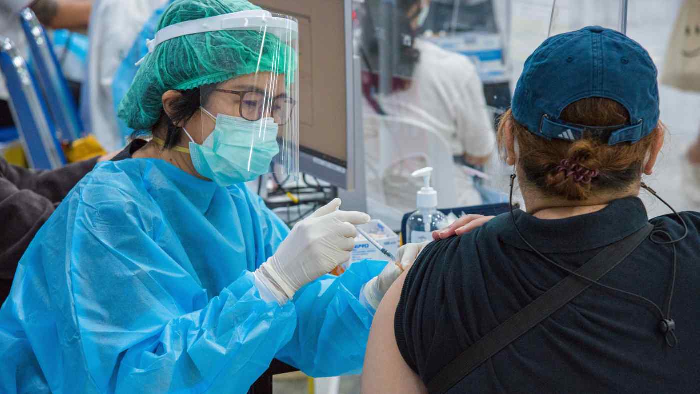 Một nhân viên y tế vào ngày 24 tháng 9 đã tiêm thuốc AstraZeneca cho một bệnh nhân tại ga Bang Sue Grand ở Bangkok, nơi chỉ còn hơn một tháng nữa là đón du khách quốc tế trở lại. © AP