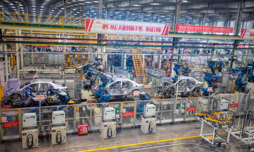 Robot lắp ráp ô tô điện trong nhà máy BYD ở Tây An, Thiểm Tây. Trung Quốc hiện là quốc gia tái chế nhiều pin lithium-ion hơn phần còn lại của thế giới cộng lại.