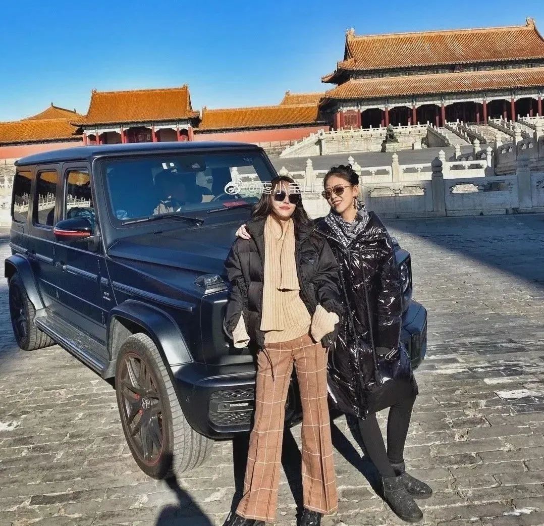 Hình ảnh chiếc xe sang đỗ ở khu vực cấm của Tử Cấm Thành vô tình tiết lộ giai thoại làm giàu của Liu