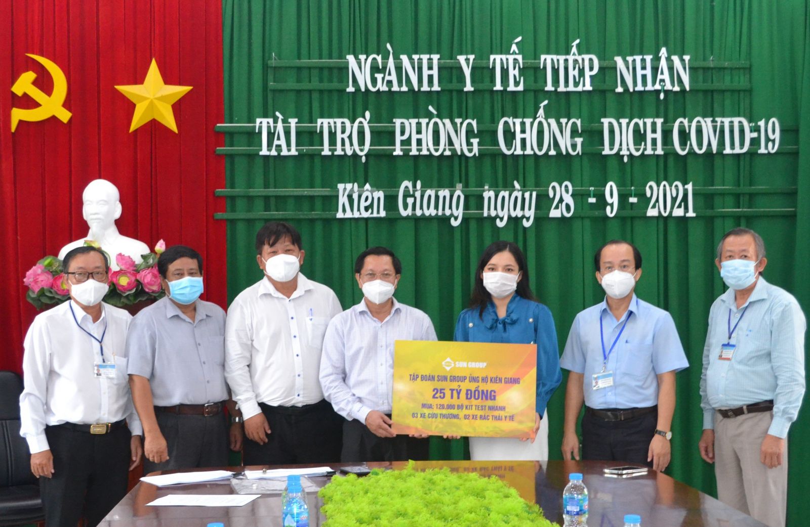Đại diện Tập đoàn Sun Group (áo xanh) trao bảng tượng trưng hỗ trợ lãnh đạo Sở Y tế Kiên Giang