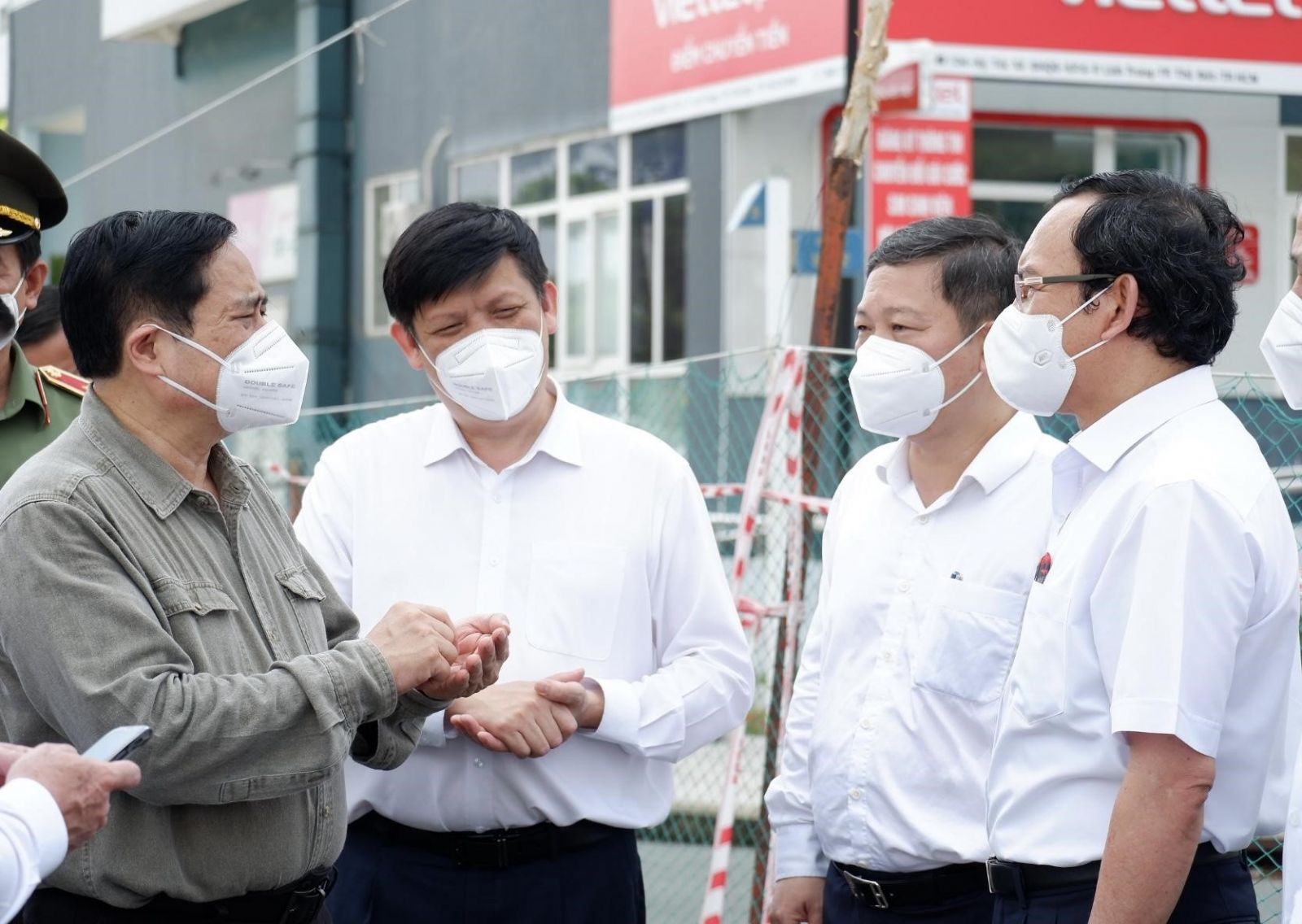 Thủ Tướng chính phủ cùng Bộ trưởng Bộ Y tế trao đổi phương hướng phòng, chống dịch COVID-19 với lãnh đạo Thành phố Hồ Chí Minh