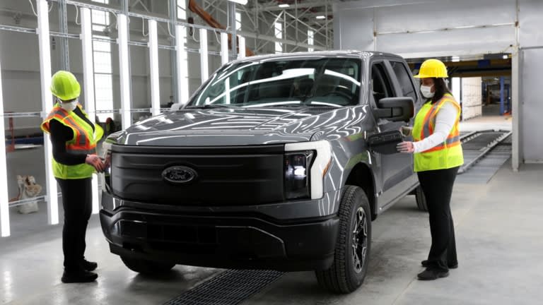 Một nguyên mẫu xe bán tải điện F-150 Lightning của Ford Motor: Ford có kế hoạch sản xuất xe bán tải F-series tại khuôn viên sản xuất mới ở Tennessee. © Reuters
