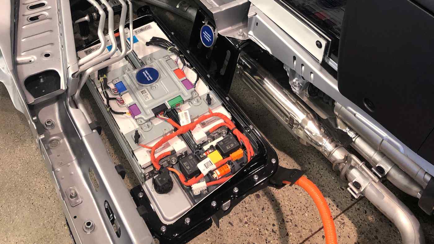 Một gói pin cho Ford Explorer 2020 Hybrid. Nhà sản xuất ô tô Mỹ đang tìm cách chế tạo xe bán tải chạy bằng điện. © Reuters