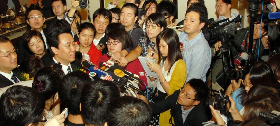 Hui trả lời các câu hỏi từ giới truyền thông tại buổi lễ niêm yết của Evergrande ở Hồng Kông vào ngày 5 tháng 11 năm 2009. VISUAL CHINA GROUP QUA GETTY IMAGES