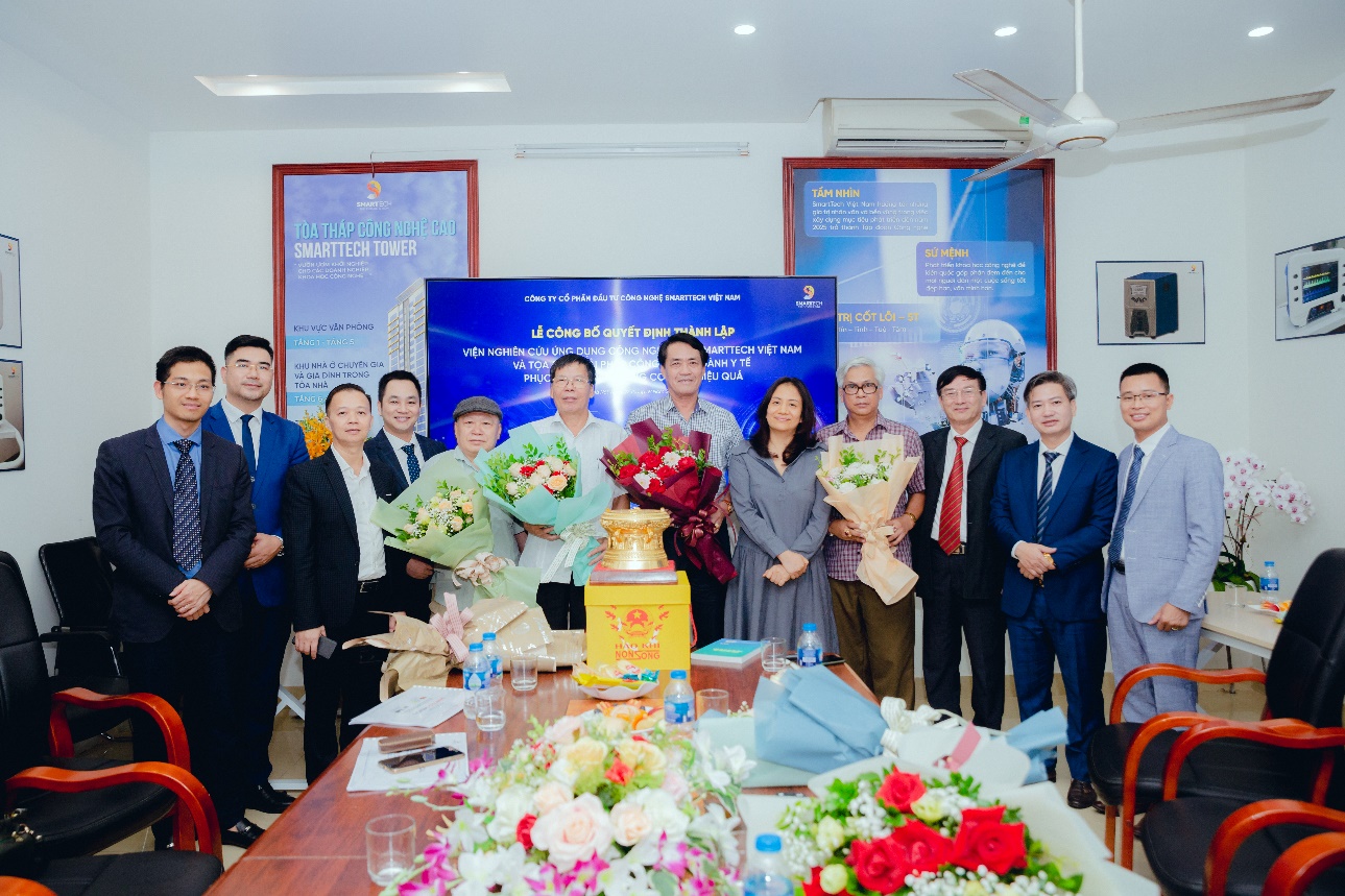 Ông Nguyễn Lương Phương – Chủ tịch HĐQT Công ty (người thứ 2 từ phải vào) trao Quyết định thành lập Viện và giao nhiệm vụ cho Ban Lãnh đạo Viện.