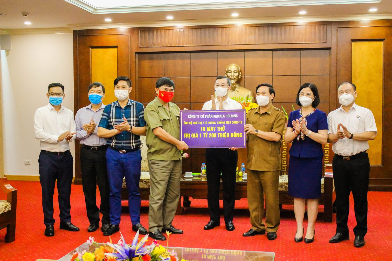 Thường trực Tỉnh ủy Hòa Bình đã tiếp nhận ủng hộ 10 máy thở do Công ty Cổ phần Kamala Holding trao tặng