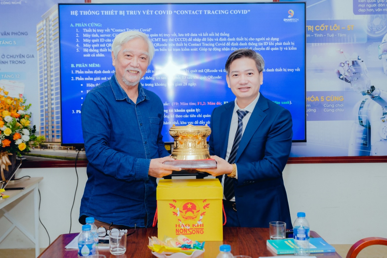 Nhà sử học Dương Trung Quốc tặng Trống đồng Đông Sơn phiên bản Hào Khí Non Sông cho ông Nguyễn Lương Phương  - Chủ tịch HĐQT