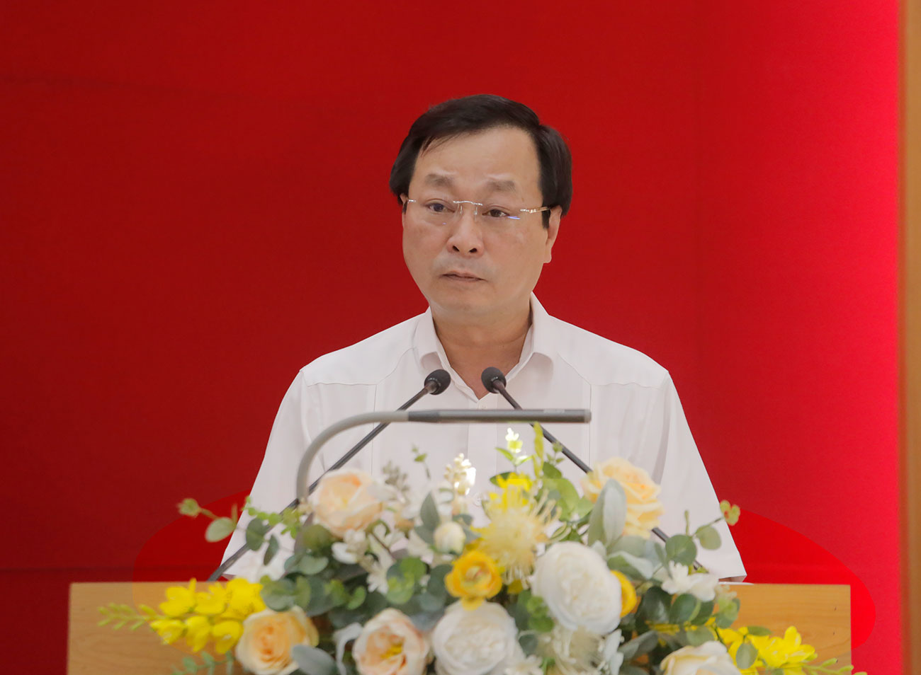 Chủ tịch UBND tỉnh Phú Thọ- Bùi Văn Quang điều hành thảo luận hội nghị