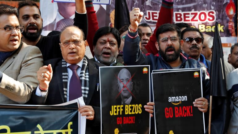 Các thành viên của Hiệp hội Thương nhân Toàn Ấn Độ tập trung tại New Delhi để phản đối chuyến thăm của người sáng lập Amazon Jeff Bezos đến Ấn Độ vào tháng 1 năm 2020. © Reuters