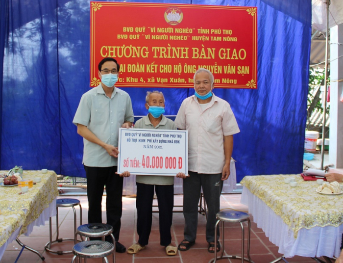 Chủ tịch Ủy ban MTTQ tỉnh Phú Thọ- Nguyễn Hải trao tiền hỗ trợ cho gia đình ông Nguyễn Văn Sạn