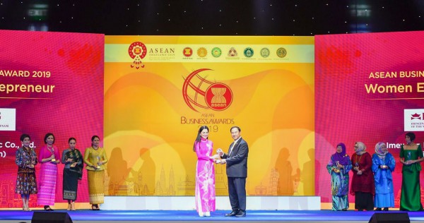 Bà Lê Hồng Thủy Tiên được ABA vinh danh “Nữ Doanh nhân ASEAN” vào tháng 11/2019. Ảnh: IPPG Group